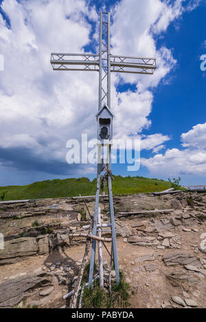 Kreuz auf einem wetlina Almen in den Westlichen Bieszczady-gebirge in Polen, Ansicht mit Smerek Peak im Hintergrund Stockfoto