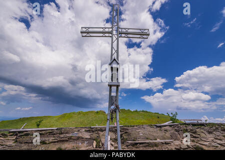 Kreuz auf einem wetlina Almen in den Westlichen Bieszczady-gebirge in Polen, Ansicht mit Smerek Peak im Hintergrund Stockfoto