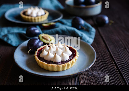 Lecker pflaume Törtchen mit Baiser oben Stockfoto