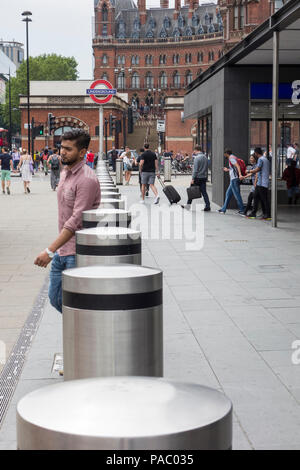 Feindliche Fahrzeug Hindernisse außerhalb von King's Cross Bahnhof King's Cross, London, UK Stockfoto