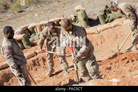 Us-Armee Fallschirmjäger auf die 1 Bataillon zugeordnet, 503Rd Infanterie Regiment, 173Rd Airborne Brigade, graben Sie ein Loch für ein Mörtel, 4. März 2016, bei Chinchilla training Bereich in Spanien. Die 173Rd Airborne Brigade ist der US-Armee Contingency Response Force in Europa, die schnelle Bereitstellung Bereitstellung von Kräften, die mit der US-Armee in Europa, Afrika und dem Central Command Verantwortungsbereiche innerhalb von 18 Stunden. Die Brigade routinemäßig Züge neben den NATO-Verbündeten und Partnern zum Aufbau engerer Beziehungen und der Allianz zu stärken. (Foto: Staff Sgt. Opal Vaughn/freigegeben) Stockfoto