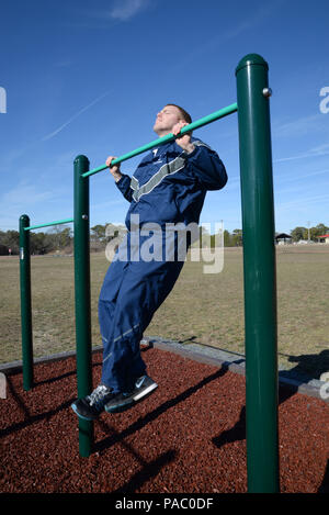 Ein U.S. Air Force Tech. Sgt. Von der 177th Fighter Wing Logistics Readiness Squadron führt Klimmzüge auf einer Fitnessstation in der Atlantic City Air National Guard Base, New Jersey, am 3. März 2016 durch. Die Station umfasst horizontale Gitter, Push-up-Gitter, Rückenverlängerung, Sitzbank, Sky Climber, und unebene Bars ermöglichen hochintensive Workouts für Kraft, Ausdauer, Kardio und Fitness. Stockfoto