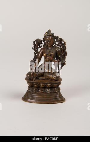 Sitzt Tara, dem buddhistischen Retter. Kultur: Tibet. Abmessungen: H.4 5/8 in. (11,7 cm); W. 3. (7,6 cm); D.2 1/8 in. (5,4 cm). Datum: 13.-15. Jahrhundert. Tara bietet Wohltaten mit der rechten Hand (varada Mudra) und hält Ihre linke in einer Geste der Lehre (Vitarka mudra). Das Bild ist bekannt für seine aufwendigen gold und silber Inlays, Ankurbelung des Lebens in die aufwändige Kleider. Klar, die Besorgnis der Schirmherr war eine exquisite Bild zu spenden anstatt eines größeren Maßstab. Die Abbildung zeigt die frühere North Indian Pala Stil des elften und zwölften Jahrhundert. Museum: Metropolitan Museum von eine Stockfoto