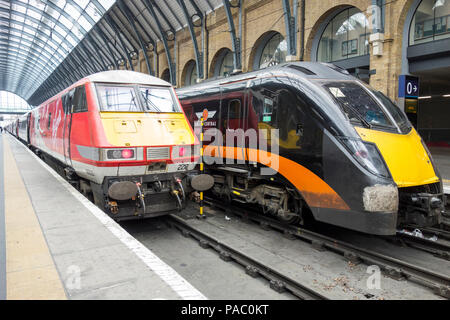 King's Cross Bahnhof mit der Arriva Grand Central Adelantes HST, die Yorkshire Künstler, Ashley Jackson, auf der rechten Seite Stockfoto