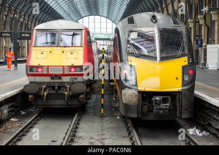 King's Cross Bahnhof mit der Arriva Grand Central Adelantes HST, die Yorkshire Künstler, Ashley Jackson, auf der rechten Seite Stockfoto