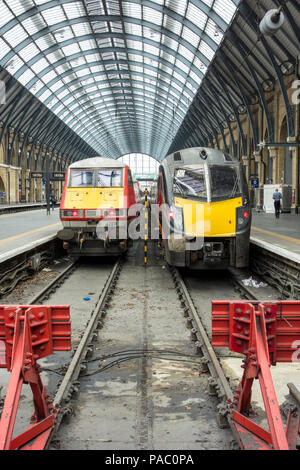 King's Cross Bahnhof mit der Arriva Grand Central Adelantes HST, die Yorkshire Künstler, Ashley Jackson, auf der rechten Seite Stockfoto