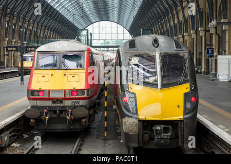 King's Cross Bahnhof mit der Arriva Grand Central Adelantes HST, die Yorkshire Künstler, Ashley Jackson, auf der rechten Seite Stockfoto