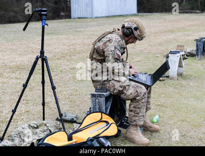 Us Air Force Senior Airman Jacob Albers, Luftkampf Broadcaster, 1. Bekämpfung der Kamera Squadron, bearbeiten Bilder auf einem Schießplatz bei Scorpion Objektiv 2016 Ft. Jackson, S.C., 2. März 2016. Übung Scorpion Objektiv 2016 ist eine jährliche Fähigkeit, zu überleben und zu bedienen Weiterbildung Entwicklung von Air Force 3 N0XX Qualifikation Standards (3N0XX AFJQS). Personen mit einer "krabbeln, laufen, laufen"-Format der Ausbildung. Die Ausübung ist zweifach mit dem Scorpion Objektiv teil, die sich mit modernen Waffen und taktische Schulung (AWTT) und der Flash Bang Teil darin, Stockfoto