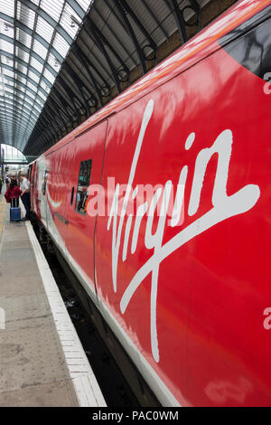 Eine Jungfrau Bahn Logo auf der Seite einer Lokomotive im Bahnhof Kings Cross, London, UK Stockfoto