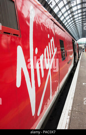 Eine Jungfrau Bahn Logo auf der Seite einer Lokomotive im Bahnhof Kings Cross, London, UK Stockfoto