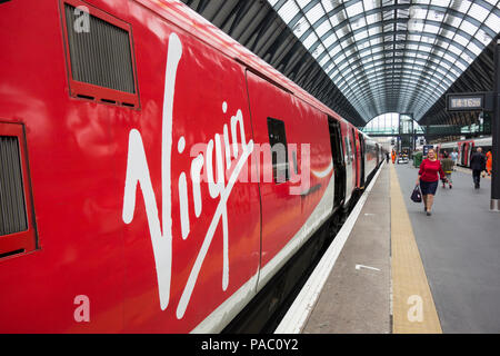 Eine Jungfrau Bahn Logo auf der Seite einer Lokomotive im Bahnhof Kings Cross, London, UK Stockfoto