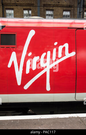 Eine Jungfrau Bahn Logo auf der Seite einer Lokomotive im Bahnhof Kings Cross, London, UK Stockfoto