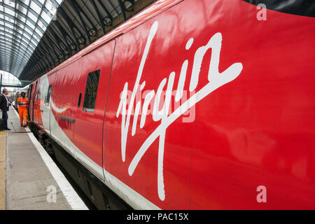 Eine Jungfrau Bahn Logo auf der Seite einer Lokomotive im Bahnhof Kings Cross, London, UK Stockfoto