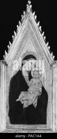 Madonna und Kind. Artist: Barna da Siena (Italienisch, Siena, aktiv im zweiten Quartal 14. Jahrhundert). Maße: Gesamt, mit engagierten Frame, 24 5/8 x 10 3/4 in. (62,5 x 27,3 cm); Oberfläche lackiert 19 7/8 x 8 5/8 in. (50,5 x 21,9 cm). Datum: Ca. 1340. Museum: Metropolitan Museum of Art, New York, USA. Stockfoto