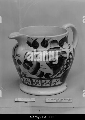 Creme Krug. Kultur: Britische (US-Markt). Abmessungen: H. mit 3 3/4 in. (9,5 cm). Datum: Ca. 1825. Museum: Metropolitan Museum of Art, New York, USA. Stockfoto