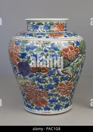 Jar mit mythischen Qilin inmitten Strauchpäonien. Kultur: China. Abmessungen: H.11 cm. (28,6 cm); Durchm. 10 in. (25,4 cm); Durchm. Von Rim 5 1/2 in. (14 cm); Durchm. der Basis 6 1/4 in. (15,9 cm). Datum: Mitte des 17. Jahrhunderts. Museum: Metropolitan Museum of Art, New York, USA. Stockfoto