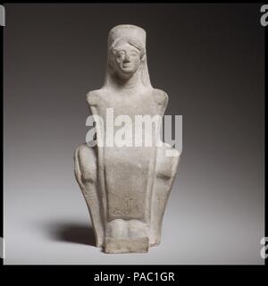 Sitzende weibliche Figur. Kultur: Zypriotische. Abmessungen: H. 6 5/8 in. (16,8 cm). Datum: Ca. 600-480 v. Chr.. Die Figurine ist Schimmel und hohl, mit einem Entlüftungsventil an der Rückseite. Ihre Wohnung Körper ist sehr abstrakt dargestellt, nur einen steifen doppelte Umrisse auf beiden Seiten. Ihre Vorhänge ist flach und glatt, ohne Falten. Die Arme sind nicht gerendert. Museum: Metropolitan Museum of Art, New York, USA. Stockfoto