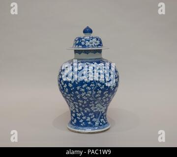 Überdachte Jar. Kultur: China. Abmessungen: H.17 cm. (44,5 cm); W. 9. (44,5 x 22,9 cm); Durchm. Von rim: 4 5/8 in. (11,7 cm); Durchm. Der Fuß: 7. (17,8 cm). Museum: Metropolitan Museum of Art, New York, USA. Stockfoto