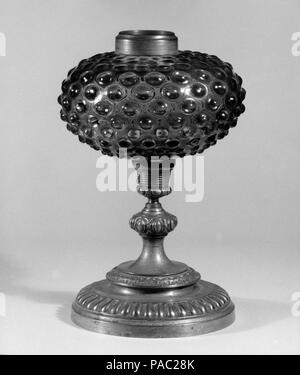 Hobnail Lampe. Kultur: American. Abmessungen: H.10 cm. (26 cm). Teekocher: Wahrscheinlich Hobbs, Brockunier und Company (1863-1891). Datum: nach 1888. Museum: Metropolitan Museum of Art, New York, USA. Stockfoto