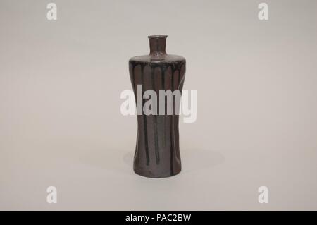 Flasche Wein. Kultur: Japan. Abmessungen: H. 8 7/8 in. (22,5 cm); W. 3 1/2 in. (8,9 cm); Durchm. Von Rim 1 1/4 in. (3,2 cm); Durchm. der Fuß 3 1/8 in. (7,9 cm). Datum: 18. Museum: Metropolitan Museum of Art, New York, USA. Stockfoto