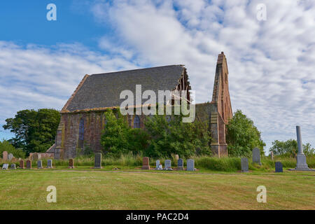 Seitliche Sicht auf die Ruine der Kinnell Kirche in einem kleinen Angus Weiler in der Nähe von Friockheim in Angus, Schottland. Stockfoto