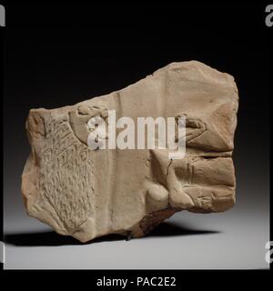 Fragment einer großen terracotta Statue eines Mannes. Kultur: Zypriotische. Abmessungen: H.6. (15,2 cm). Datum: 6. Jahrhundert v. Chr.. Es gibt zwei Themen auf dem Fragment erhalten. Auf der linken Seite sind der Kopf und Stirnfläche eines Löwen. Eine vertikale Streifen in Flachrelief trennt ihn von einer Szene einschließlich einer Abbildung Holding ein großes Schwert und, gerade oben, der Mund eines Löwen. Das Fragment wurde als Teil einer dekoriert Stück Body Armor durch eine große, vermutlich Männlichen, Abbildung getragen interpretiert. Museum: Metropolitan Museum of Art, New York, USA. Stockfoto