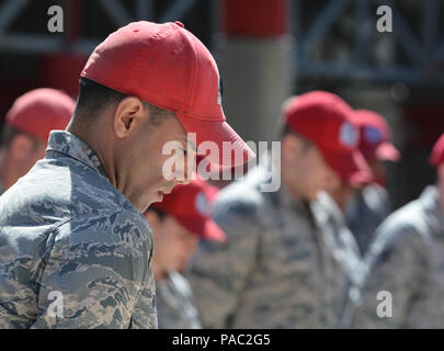 Flieger der 202 RED HORSE Squadron Abschied während einer Bereitstellung Zeremonie im Camp Blanding gemeinsame Training Center, Fla., 5. März 2016. Die Flieger sind für etwa sechs Monate nach Südwesten Asien zur Unterstützung der Operation, die die Freiheit des Sentinel. Stockfoto