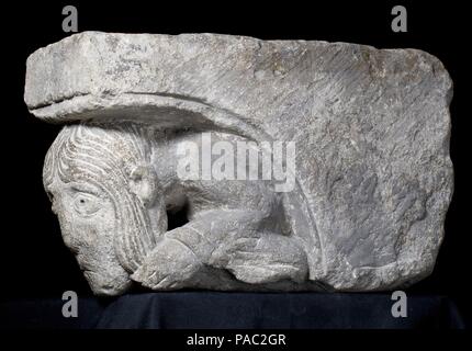 Corbel mit Crouching Frau umklammert ihr langes Haar. Kultur: Französisch. Abmessungen: Insgesamt: 10 1/4 x 18 3/4 x 7 in. (26 x 47,6 x 17,8 cm). Datum: 12. Museum: Metropolitan Museum of Art, New York, USA. Stockfoto