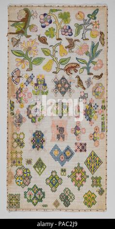 Sampler. Kultur: Britische. Abmessungen: H 21 cm x W 10 5/8 Zoll (55,2 x 27 cm); gerahmt: H. 22 3/8 x 11 3/8 x W. D.1 Zoll (56,8 x 29,2 x 2,5 cm). Datum: Mitte des 17. Jahrhunderts. Die Leinwand Masse dieser Spot Sampler ist ein überfüllter, asymmetrische Aufregung der ornamentalen Designs; diese Tiere, wie Vögel, Schnecken, ein Wildschwein, und Schmetterlinge gehören; eine Vielzahl von fantastischen Flora in Form von blühenden und Fruchtenden Zweige und stilisierte Blüten bekannt als pfropfreiser; und geometrischen interlacing Muster ähnlich denen der neu modischen 'Knoten' Parterres, Designs, für die Waren zuerst in England durch. Stockfoto