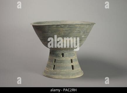 Schüssel geformte Standfuß. Kultur: Korea. Abmessungen: H.14 (35,6 cm). Datum: 5.-6. Jh.. Museum: Metropolitan Museum of Art, New York, USA. Stockfoto