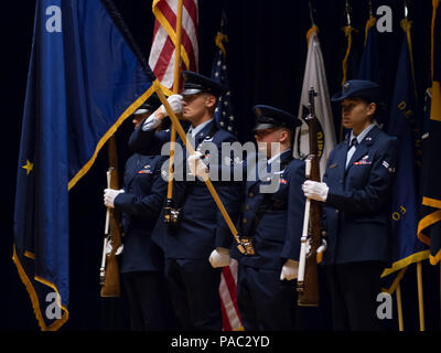 Command Sgt. Maj Richard Hildreth Verantwortung abgegeben als Senior Leader, die Adjutant General von Alaska zu Chief Master Sgt. Paul Nelson während einer März 6, 2016, Change-of-verantwortung Zeremonie an der Talkeetna Theater. (Army National Guard Foto von Sgt. David Bedard) Stockfoto