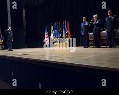 Command Sgt. Maj Richard Hildreth Verantwortung abgegeben als Senior Leader, die Adjutant General von Alaska zu Chief Master Sgt. Paul Nelson während einer März 6, 2016, Change-of-verantwortung Zeremonie an der Talkeetna Theater. (Army National Guard Foto von Sgt. David Bedard) Stockfoto