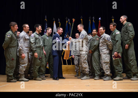 Command Sgt. Maj Richard Hildreth Verantwortung abgegeben als Senior Leader, die Adjutant General von Alaska zu Chief Master Sgt. Paul Nelson während einer März 6, 2016, Change-of-verantwortung Zeremonie an der Talkeetna Theater. (Army National Guard Foto von Sgt. David Bedard) Stockfoto