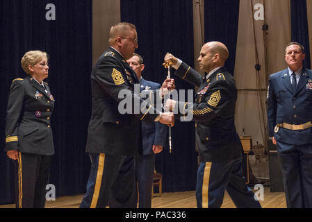 Command Sgt. Maj Richard Hildreth bereitet die älteren Soldaten Leader Position der Alaska National Guard auf einer gemeinsamen Kräfte Zeremonie hier am 6. März 2016 förmlich zu verzichten. Chief Master Sgt. Paul Nelson war der erste Flieger in der Position. (U.S. Air National Guard Foto von Tech. Sgt. N. Alicia Halla/Freigegeben) Stockfoto