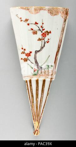 Einer der beiden Fan-Shaped hängende Wand Vasen. Kultur: Japan. Abmessungen: H. 8 3/8 in. (21.3 Xm); W. 3 5/8 in. (9,2 cm); D.1 3/8 in. (3,5 cm). Datum: Ende des 17. Jahrhunderts. Museum: Metropolitan Museum of Art, New York, USA. Stockfoto