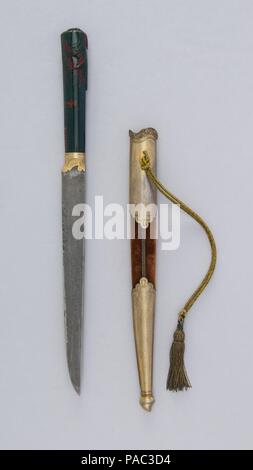 Messer (Kard) mit Scheide. Kultur: Türkisch. Abmessungen: L. mit Scheide 12 3/8 in. (31,4 cm); L.ohne Scheide 11 cm. (28,6 cm); L. von Blade 7. (17,8 cm); W. 1 3/16 in. (3 cm); Wt. 3.5 oz. (99,2 g); Gew. der Ummantelung 2.1 oz. (59,5 g). Datum: 18. bis 19. Jahrhundert. Museum: Metropolitan Museum of Art, New York, USA. Stockfoto