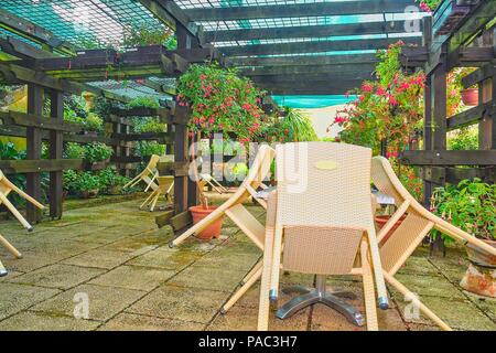 Geschlossen Cafe Terrasse in einem kleinen europäischen Stadt. Stockfoto
