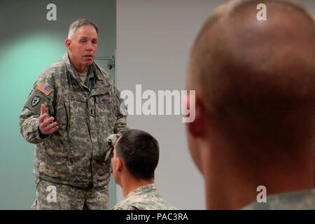 U.S. Army Command Sgt. Maj. Robert Brickley, command Sergeant Major, grüßt Soldaten in die South Carolina Army National Guard, die Teilnahme an einer "cross-roads" Symposium an der Allgemeinen Gebäude der Adjutant über bohren Wochenende in Columbia, S.C., 5. März 2016. Die Veranstaltung ist für qualifizierte Soldaten, die im Fenster "reenlistment sind und bietet Briefings über die Vorteile, in der National Guard entwickelt. (U.S. Army National Guard Foto von Oberstleutnant Cindi König/Freigegeben) Stockfoto