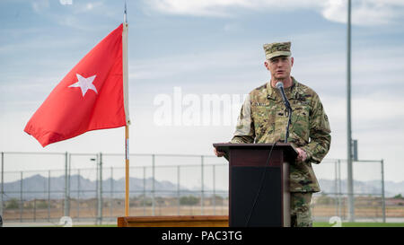 Am 5. März 2016 fand in Buckeye, Arizona, die 336. Mobilisierungszeremonie des Kampfes-Nachhaltigkeitsunterstützungsbataillons mit Brig statt. General David Elwell spricht an Soldaten der Armeereserve und ihre Familien. Die 336. CSSB bietet wichtige logistische Unterstützung für Operationen gegen ISIL und stellt 65 Prozent der Logistikkapazität der Armee bereit. Die Armeereserve spielt eine wichtige Rolle bei der Aufrechterhaltung globaler Missionen, indem sie Personal, Ausrüstung und Einsatzbereitschaft bereitstellt, um sowohl Kampfeinsätze als auch Notfalloperationen weltweit zu unterstützen. Stockfoto