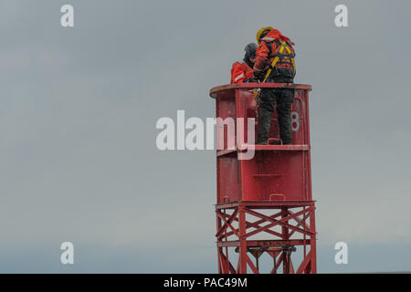 Petty Officer 2nd class Keith Lynch und Petty Officer 3rd Class Britney Cabrales Arbeit auf einem beleuchteten Boje in Nantucket Sound, Sonntag, 1. März 2016. Lynch und Cabrales sind Mitglieder von Aids zur Navigation Team Woods Hole. (U.S. Coast Guard Foto von Petty Officer 3. Klasse Andrew Barresi) Stockfoto