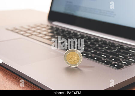 Eine Münze zwei Euro Cent auf laptoop. Stockfoto