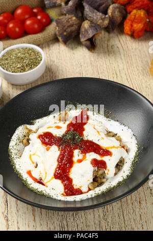 Traditionelle türkische Speisen Manti Ravioli mit Joghurt Stockfoto