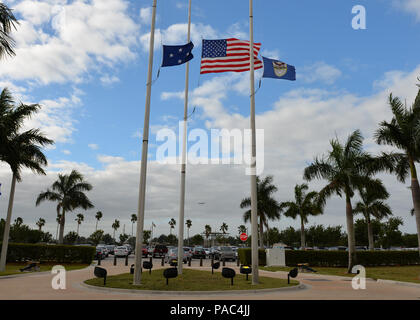 Fahnen wehen auf Halbmast vor US Southern Command in Miami, Fla., zu Ehren der ehemaligen First Lady Nancy Reagan, Dienstag, 8. März 2016. Stockfoto