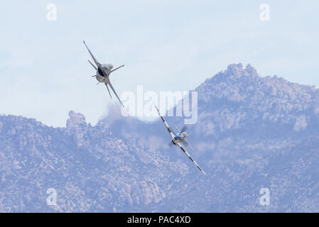 Ein US Air Force F-16D Fighting Falcon und eine P-51 Mustang führen Sie eine Antenne Manöver während des Heritage Flight 2016 Schulung und Zertifizierung Kurs an der Davis-Monthan Air Force Base, Ariz., 6. März 2016. Die jährlichen Antenne demonstration Schulungsveranstaltung hat bei D-M seit 2001 und verfügt über Antenne Vorführungen von historischen und modernen Kampfflugzeuge statt. (U.S. Air Force Foto von älteren Flieger Chris Massey/Freigegeben) Stockfoto