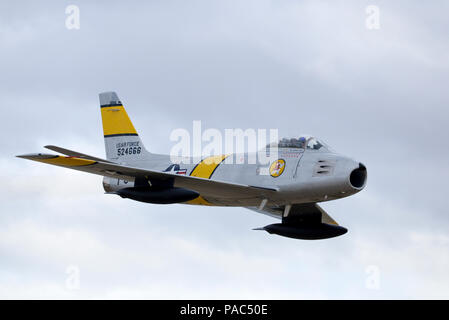 Eine F-86 Sabre führt einen vorbeiflug während der Heritage Flight 2016 Schulung und Zertifizierung Kurs an der Davis-Monthan Air Force Base, Ariz., 6. März 2016. Gegründet im Jahre 1997, der HFTCC bescheinigt zivile Piloten der historischen militärischen Flugzeugen und US Air Force Piloten in der Ausbildung gemeinsam während des bevorstehenden flugschau Saison zu fliegen. (U.S. Air Force Foto von älteren Flieger Chris Massey/Freigegeben) Stockfoto