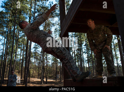 Us Air Force Senior Airman Jacob Albers, 1. Bekämpfung der Kamera Squadron Luftkampf Broadcaster, endet ein Hindernis durch die Landung auf einem Pad während der Übung Scorpion Objektiv 2016 in Fort Jackson, S.C., 6. März 2016. Scorpion Linse ist eine jährliche Fähigkeit, zu überleben und zu bedienen Weiterbildung Entwicklung von Air Force 3 N0XX Qualifikation Standards (3N0XX AFJQS). Personen mit einer "krabbeln, laufen angewiesen, "Format für die Ausbildung. Die Ausübung ist zweifach mit dem Scorpion Objektiv teil, die sich mit modernen Waffen und taktische Schulung (AWTT) und der Flash Bang Teil gewidmet, prov Stockfoto