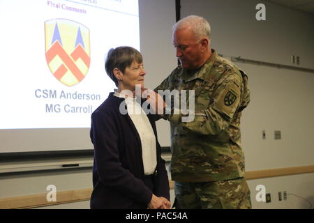 Generalmajor Leslie Carroll (rechts), der kommandierende General für die 377 Theater Sustainment Command stellt eine Länge des Leistungsscheins und Emblem zu Margaret "Peggy" Ranschaert zu Ehren ihrer 45-jährigen Karriere als eine Armee die zivilen Mitarbeiter während der Dauer der Zeremonie am 4. März Spc statt. Lukas S. Erste Armee Mitte am Fort Benjamin Harrison, Ind. Stockfoto