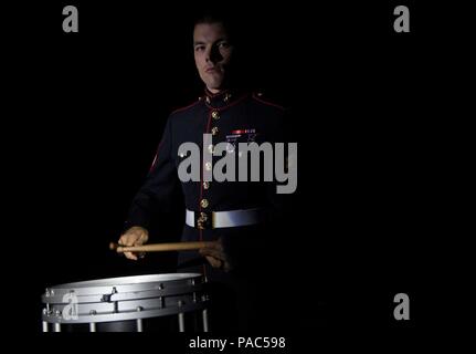 Cpl. Nathaniel Hawkins, ein Schlagzeuger mit Marinekorps-band San Diego an Bord Marine Corps Recruit Depot San Diego, Calif., hat einen Abschluss in percussion Performance von der Universität von Northern Iowa und lebt seinen Traum als Marine- und ein professioneller Musiker in den letzten beiden Jahren. Der Musiker Rekrutierung Option Programm ist eine Chance für talentierte Musiker erste zu werden und vor allem ein United States Marine sowie Mitglied in einer von 10 Welt der Marine Corps" - namhafte Bands. Stockfoto