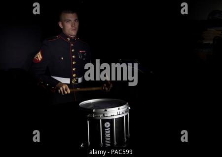 Cpl. Nathaniel Hawkins, ein Schlagzeuger mit Marinekorps-band San Diego an Bord Marine Corps Recruit Depot San Diego, Calif., hat einen Abschluss in percussion Performance von der Universität von Northern Iowa und lebt seinen Traum als Marine- und ein professioneller Musiker in den letzten beiden Jahren. Der Musiker Rekrutierung Option Programm ist eine Chance für talentierte Musiker erste zu werden und vor allem ein United States Marine sowie Mitglied in einer von 10 Welt der Marine Corps" - namhafte Bands. Stockfoto