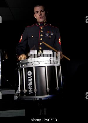 Cpl. Nathaniel Hawkins, ein Schlagzeuger mit Marinekorps-band San Diego an Bord Marine Corps Recruit Depot San Diego, Calif., hat einen Abschluss in percussion Performance von der Universität von Northern Iowa und lebt seinen Traum als Marine- und ein professioneller Musiker in den letzten beiden Jahren. Der Musiker Rekrutierung Option Programm ist eine Chance für talentierte Musiker erste zu werden und vor allem ein United States Marine sowie Mitglied in einer von 10 Welt der Marine Corps" - namhafte Bands. Stockfoto